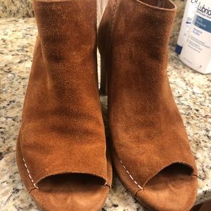 Clark’s ladies suede bootie in excellent condition